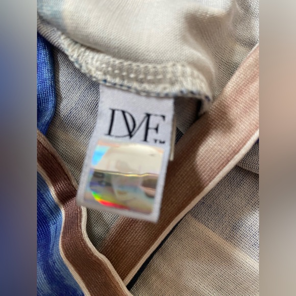 Diane Von Furstenber’s “Jill”in STUNNING Metropolis Print Blouse 💯% SILK💜💙S/M - Picture 6 of 13